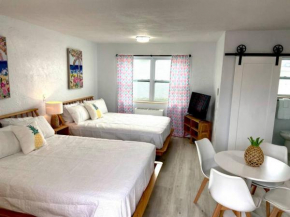 Pineapple Shores Retro Inn 2